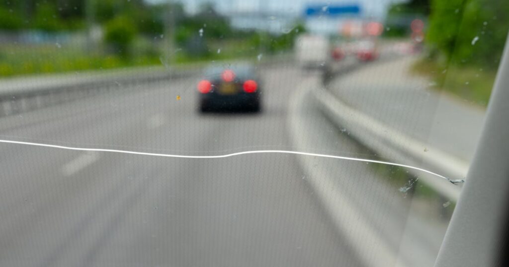 sprucken vindruta i Stockholm